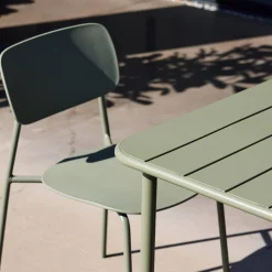 Mesa de jardín de metal con 2 sillas
