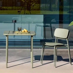Mesa de jardín de metal con 2 sillas
