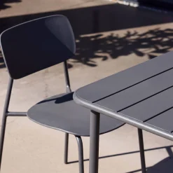 Mesa de jardín de metal con 2 sillas