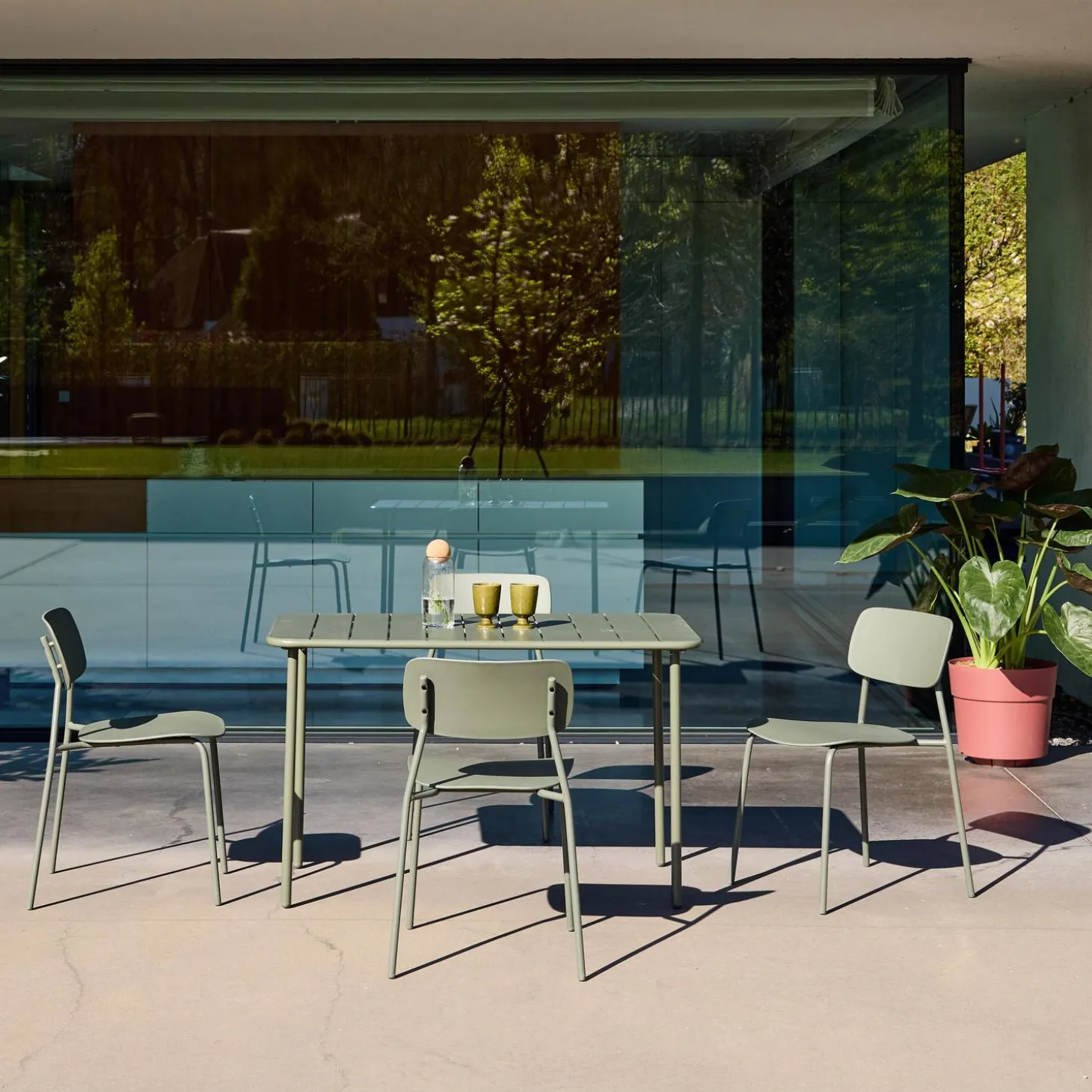 Mesa de jardín de metal con 4 sillas