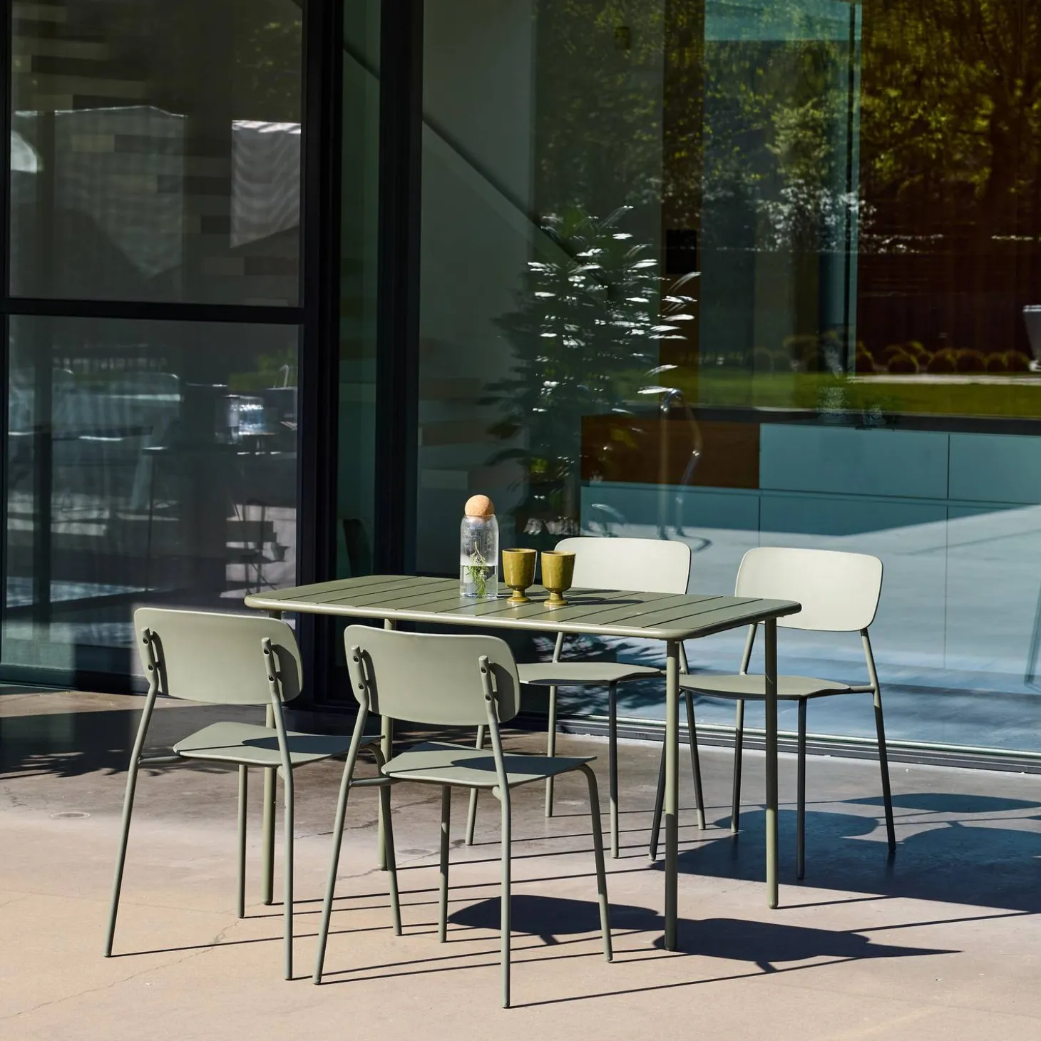 Mesa de jardín de metal con 4 sillas