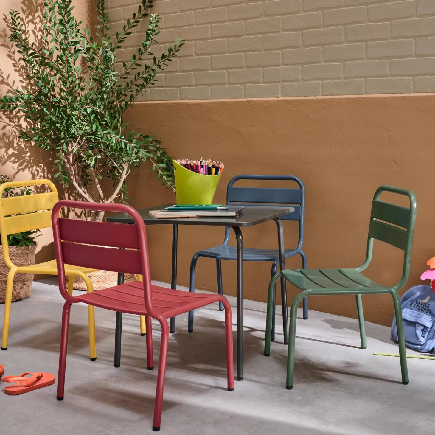 Mesa de jardín infantil con 4 asientos multicolor
