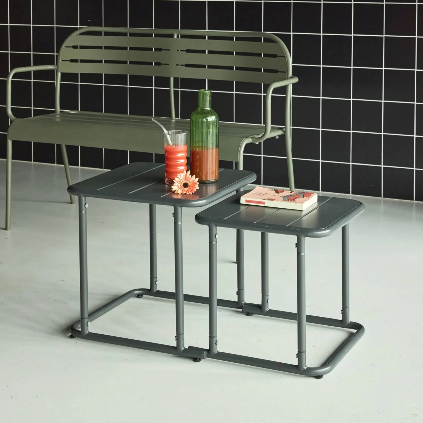 Mesa nido bistró cuadrada para exterior en acero