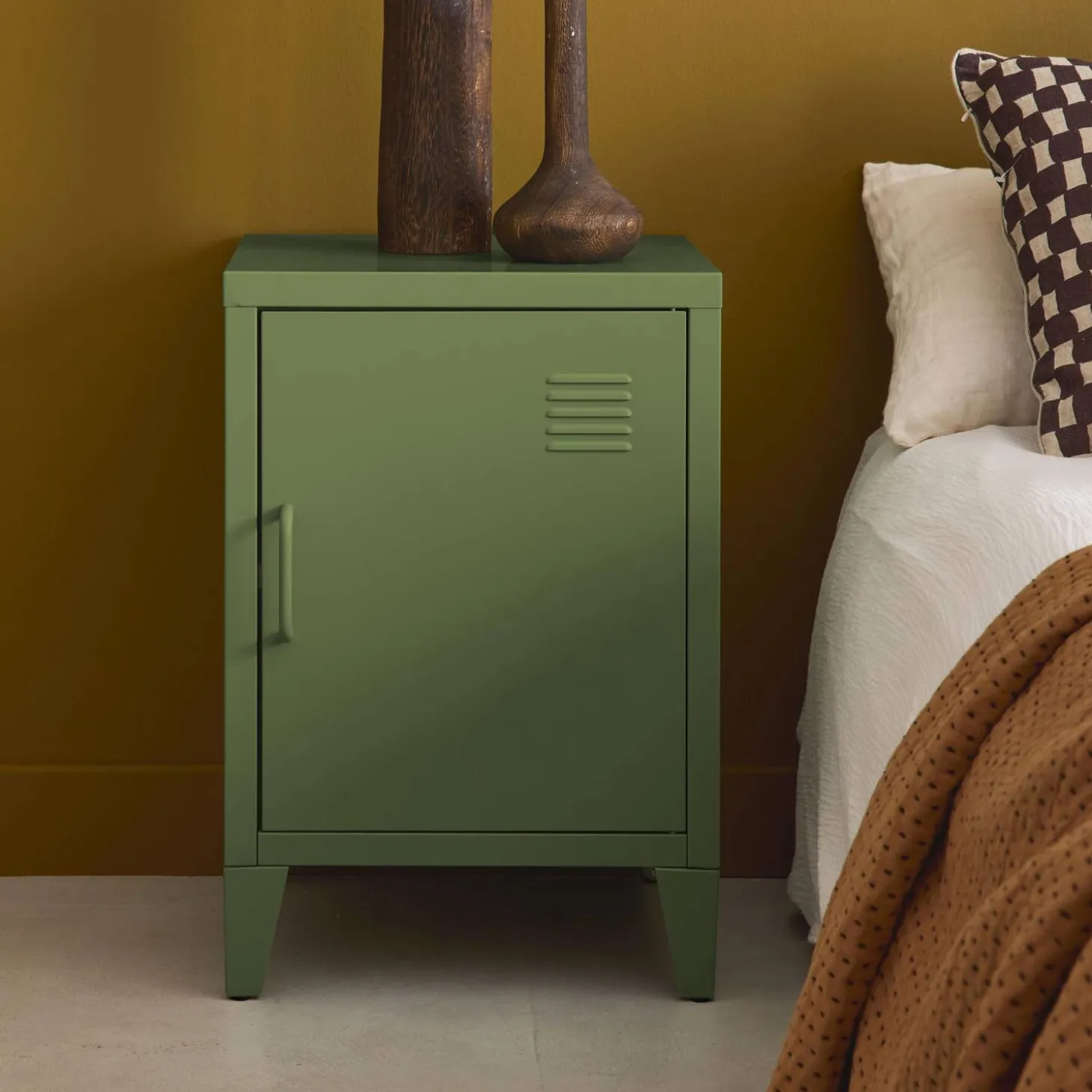 Mesita de estilo industrial con 1 puerta