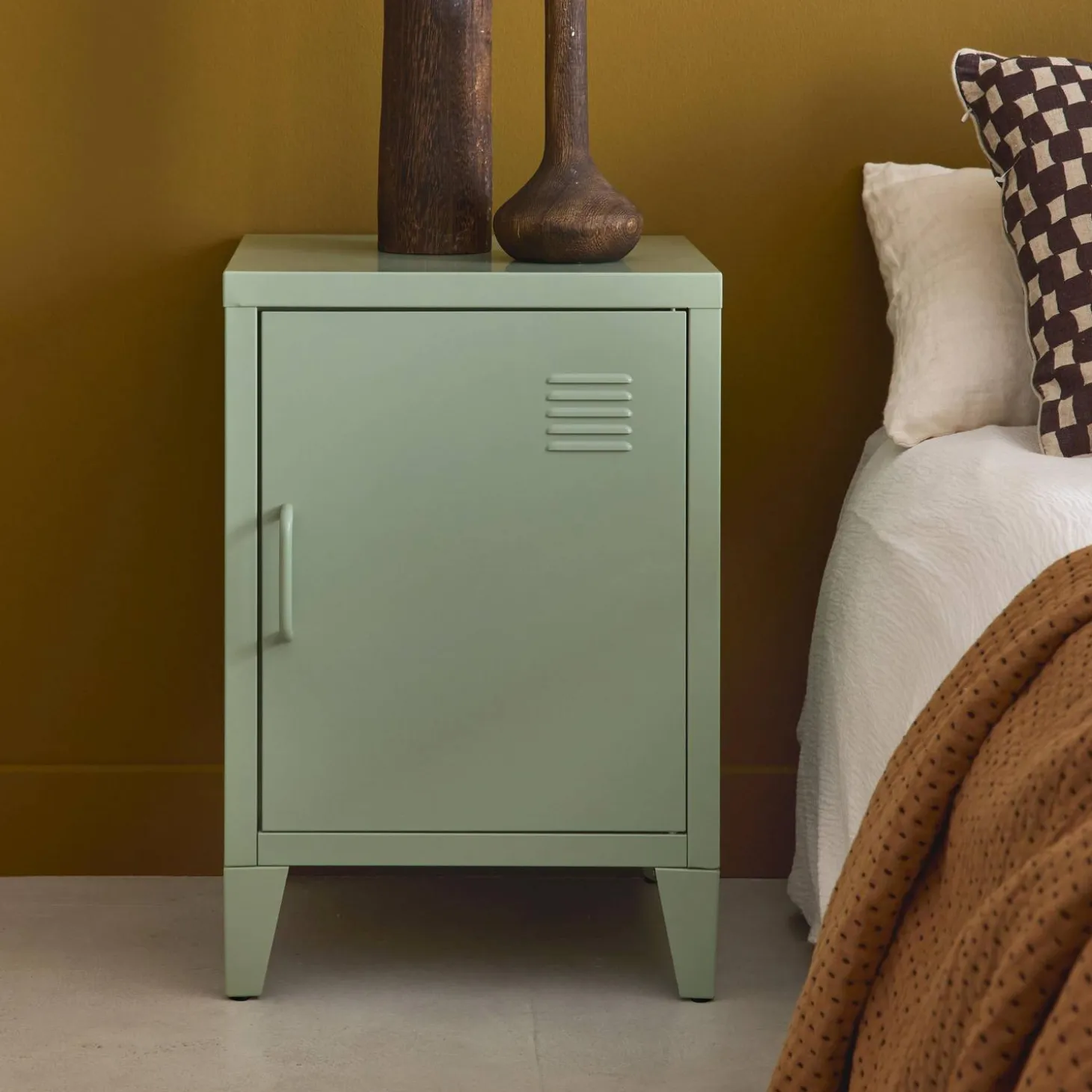 Mesita de estilo industrial con 1 puerta