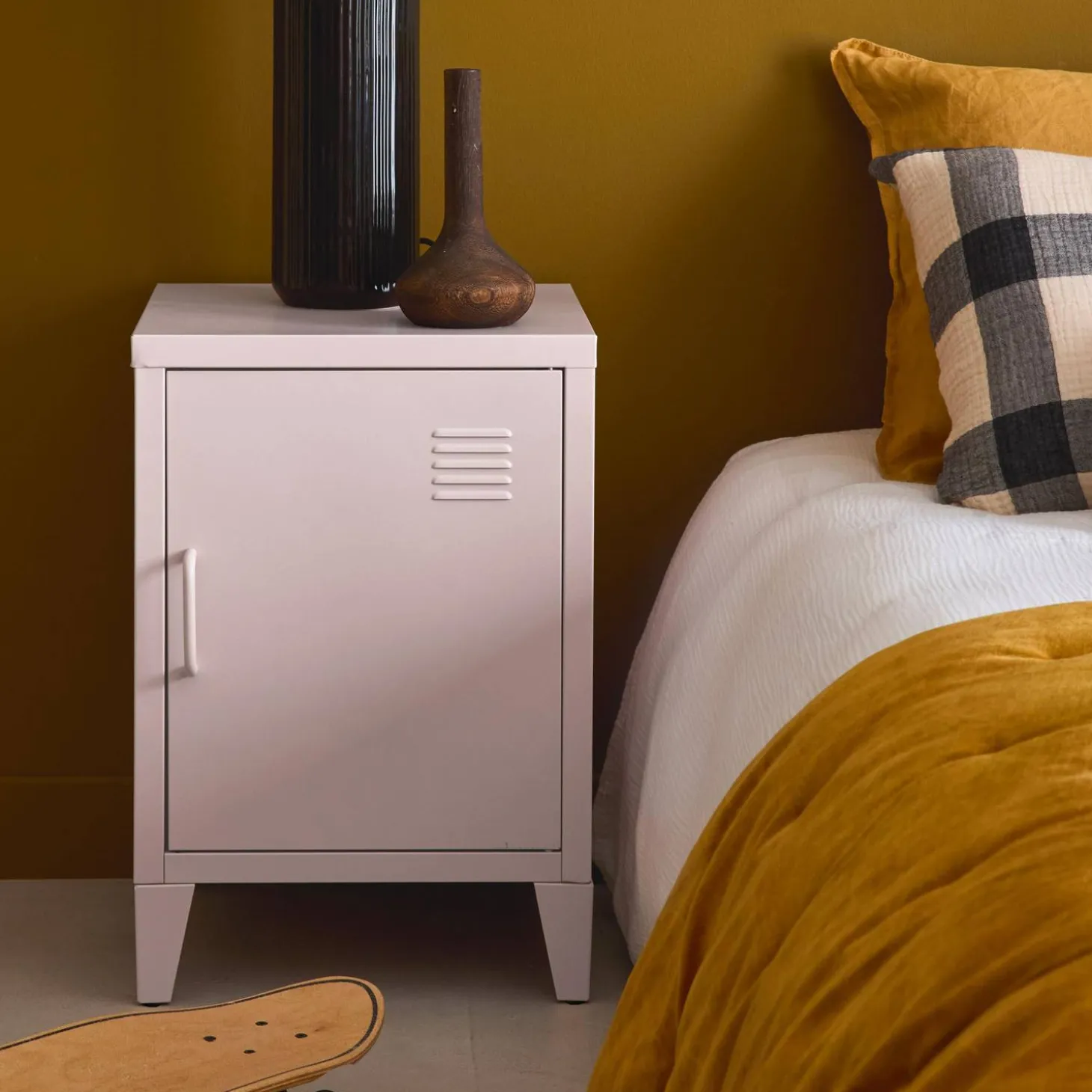 Mesita de estilo industrial con 1 puerta