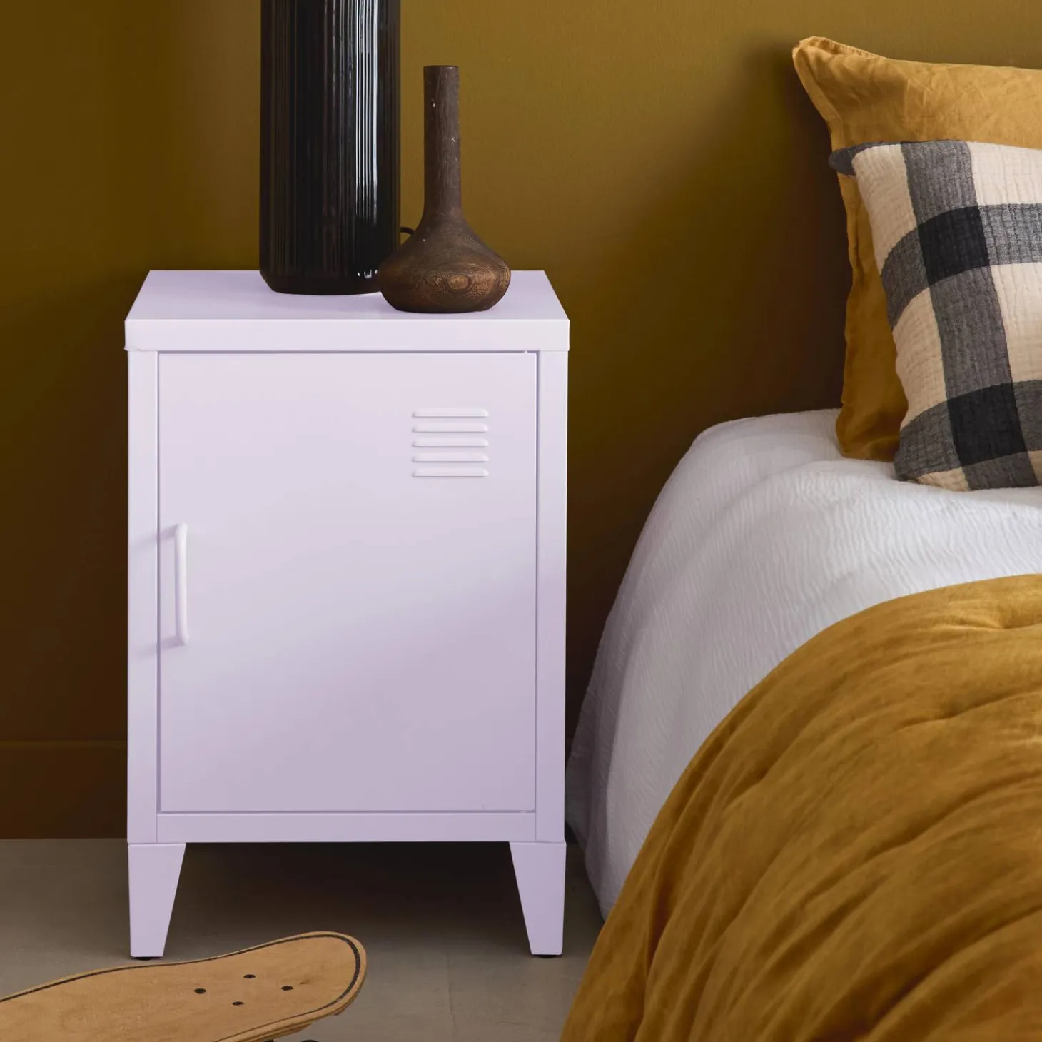 Mesita de estilo industrial con 1 puerta