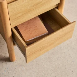 Mesita de noche con decoración de madera, 2 cajones