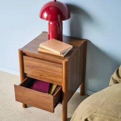 Mesita de noche con decoración de madera, 2 cajones