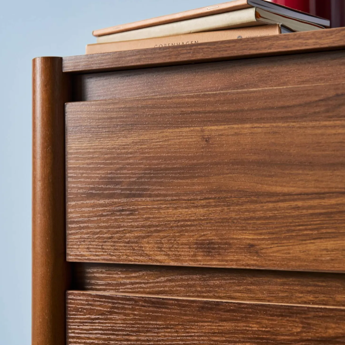 Mesita de noche con decoración de madera, 2 cajones