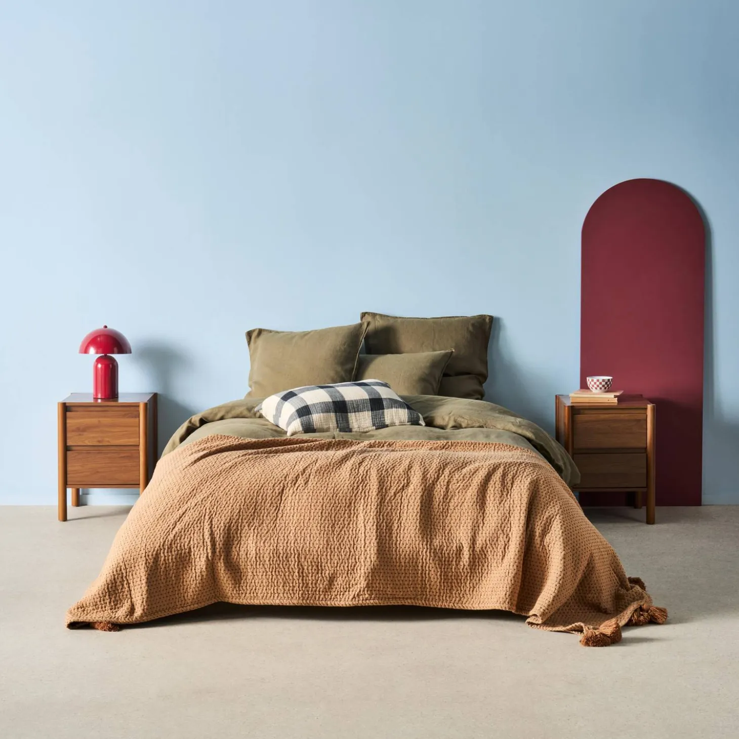 Mesita de noche con decoración de madera, 2 cajones
