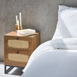 Mesita de noche de madera y caña
