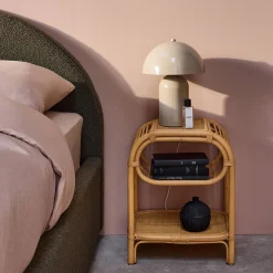 Mesita de noche de ratán natural curvado