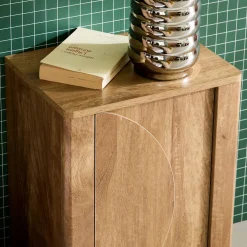 Mesita de noche efecto madera de mango con 1 puerta reversible