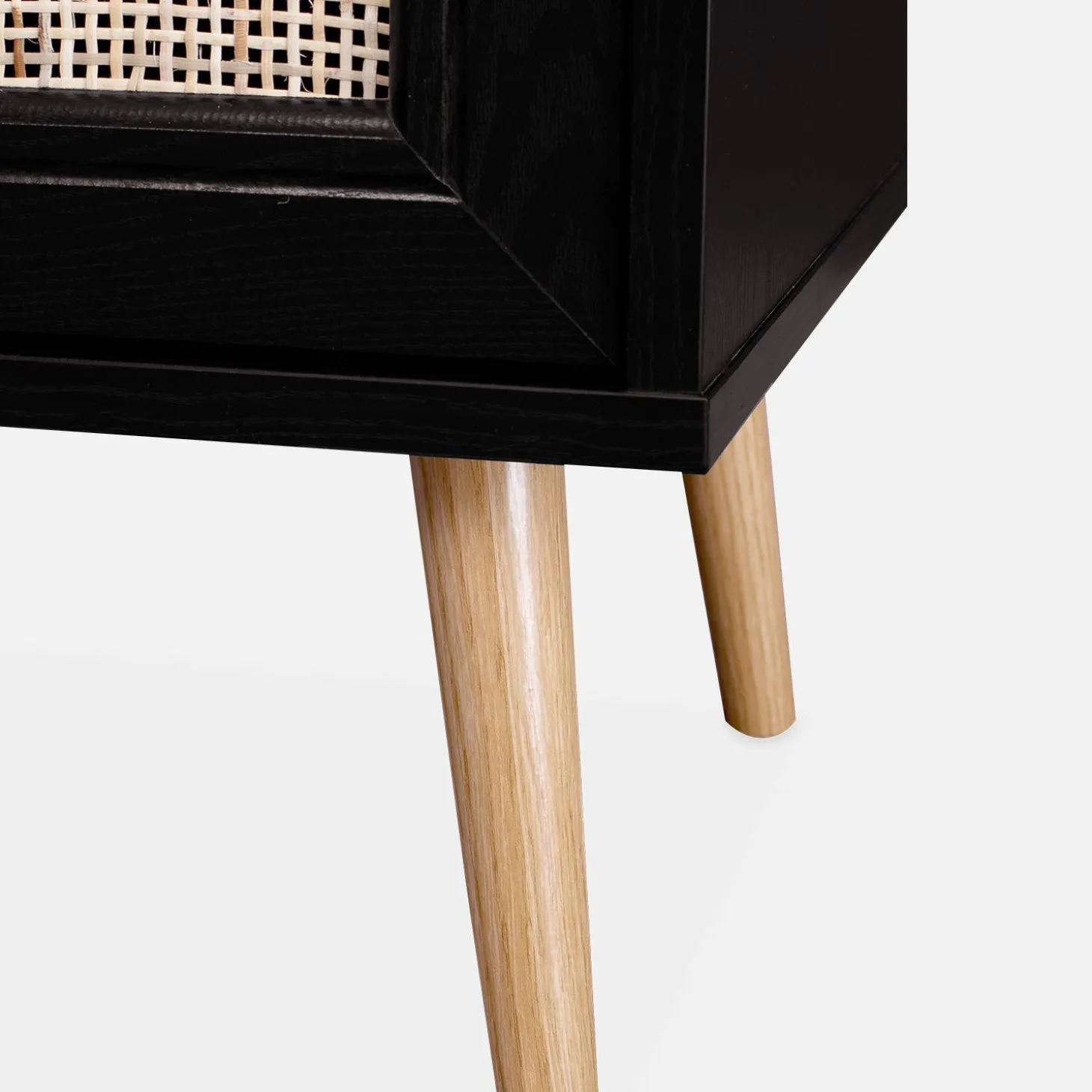 Mesita de noche escandinava de efecto madera y caña