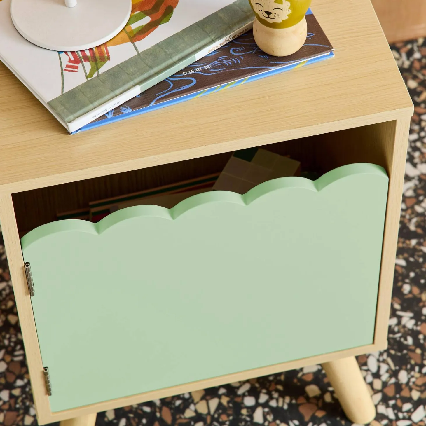 Mesita de noche infantil con patas de madera de pino, 1 puerta