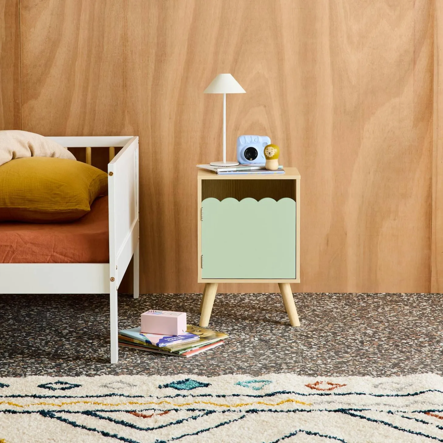 Mesita de noche infantil con patas de madera de pino, 1 puerta
