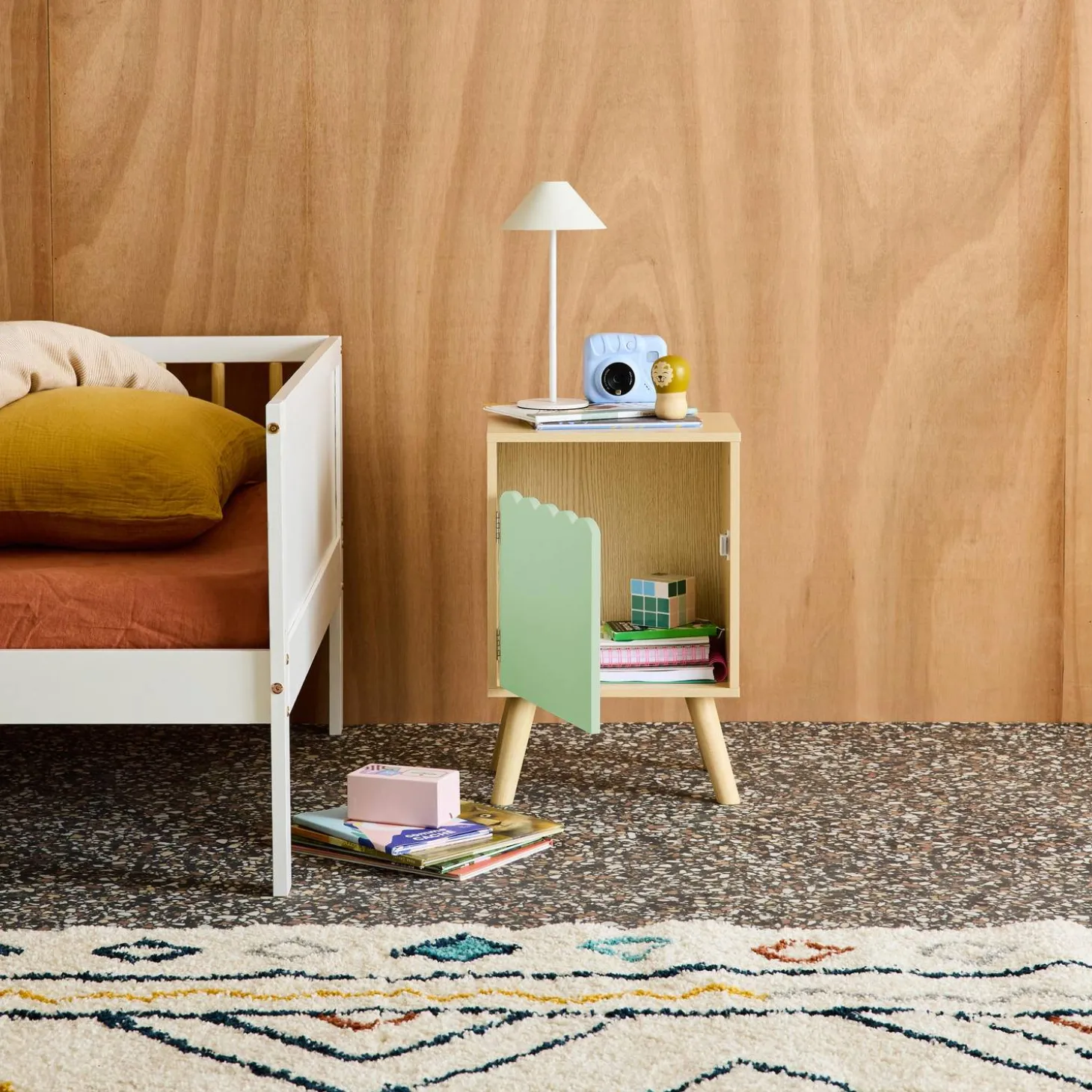 Mesita de noche infantil con patas de madera de pino, 1 puerta