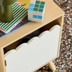 Mesita de noche infantil con patas de madera de pino, 1 puerta