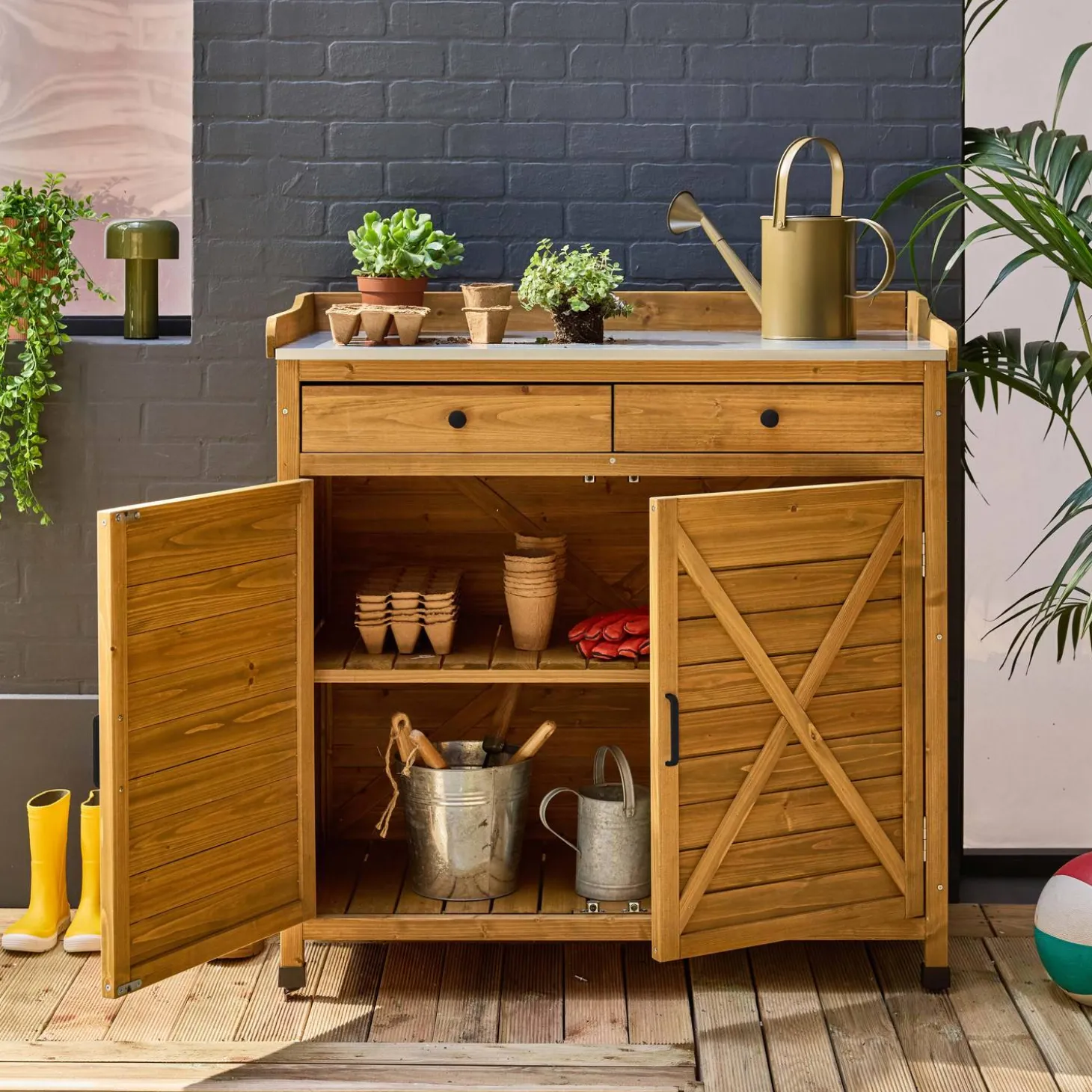 Mueble de almacenaje y jardinerìa de madera de abeto