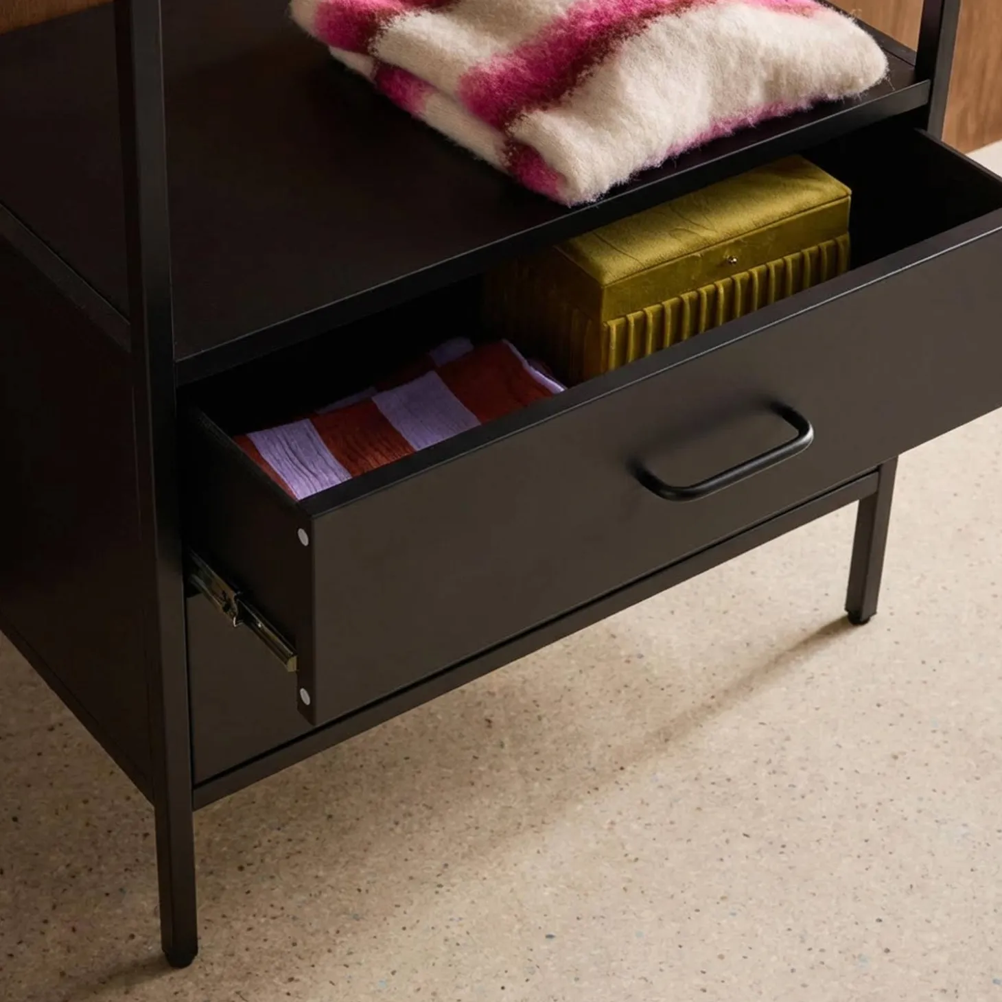 Mueble de entrada, perchero de metal con armario y 2 cajones