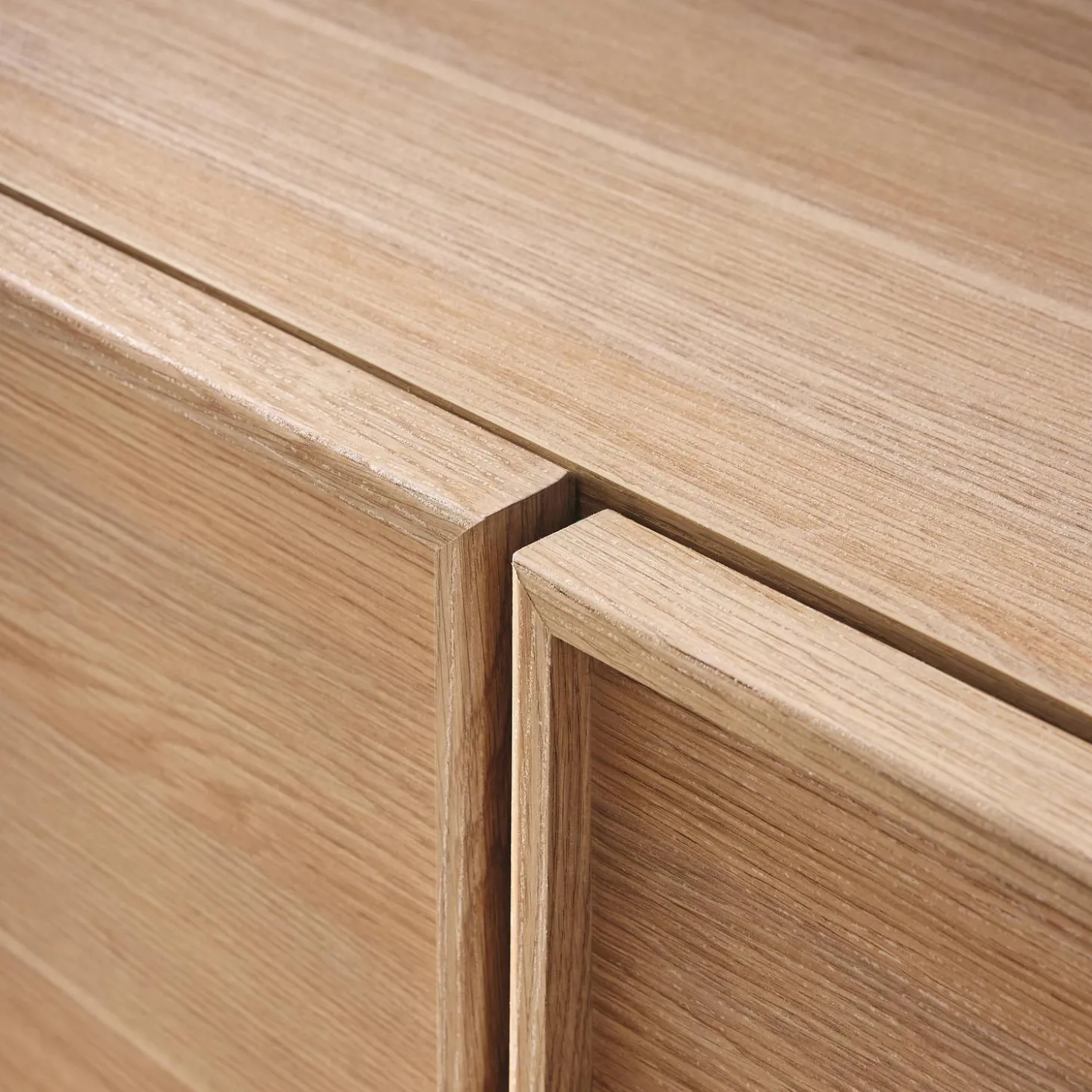 Mueble de TV con decoración de madera y 3 puertas, 140cm