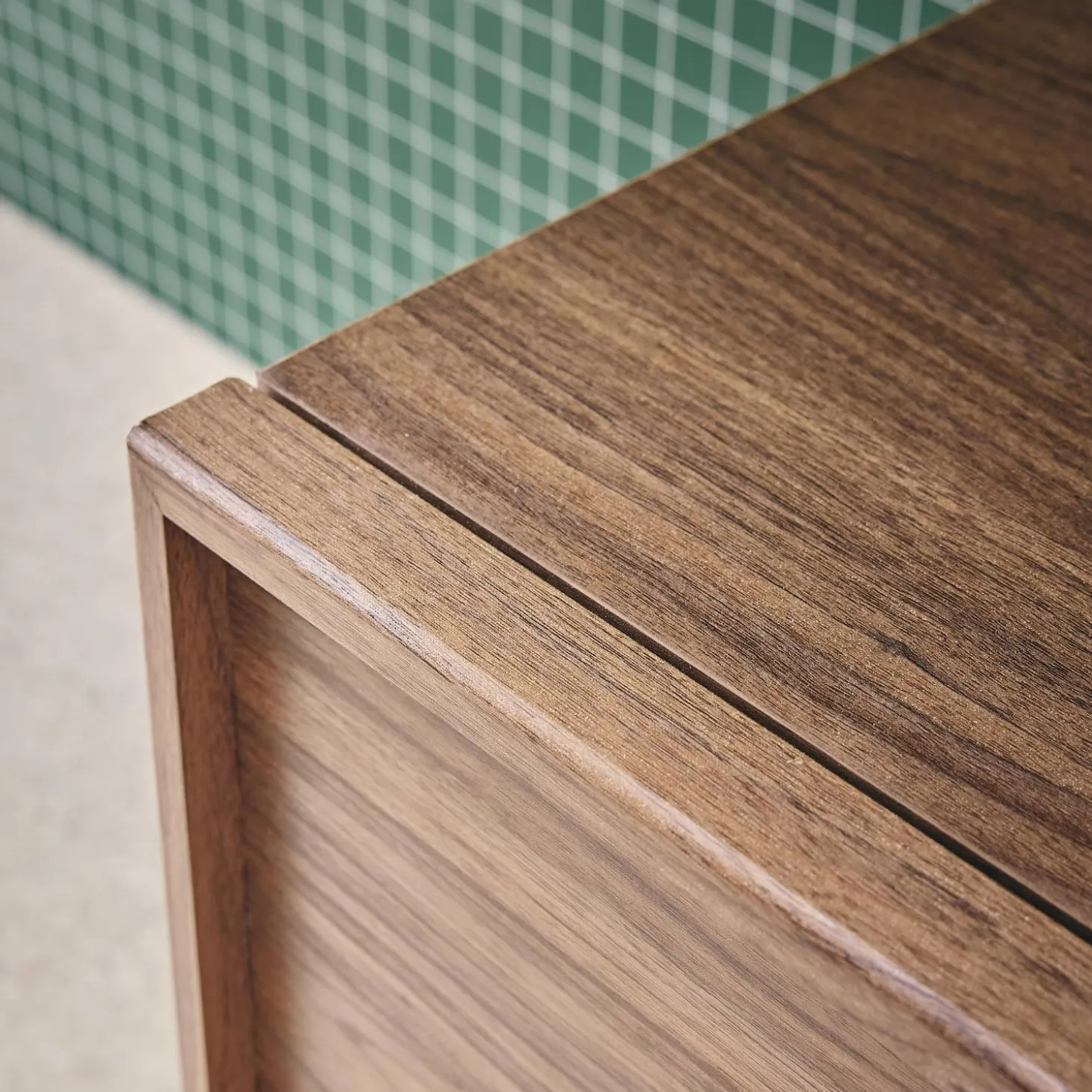 Mueble de TV con decoración de madera y 3 puertas, 140cm
