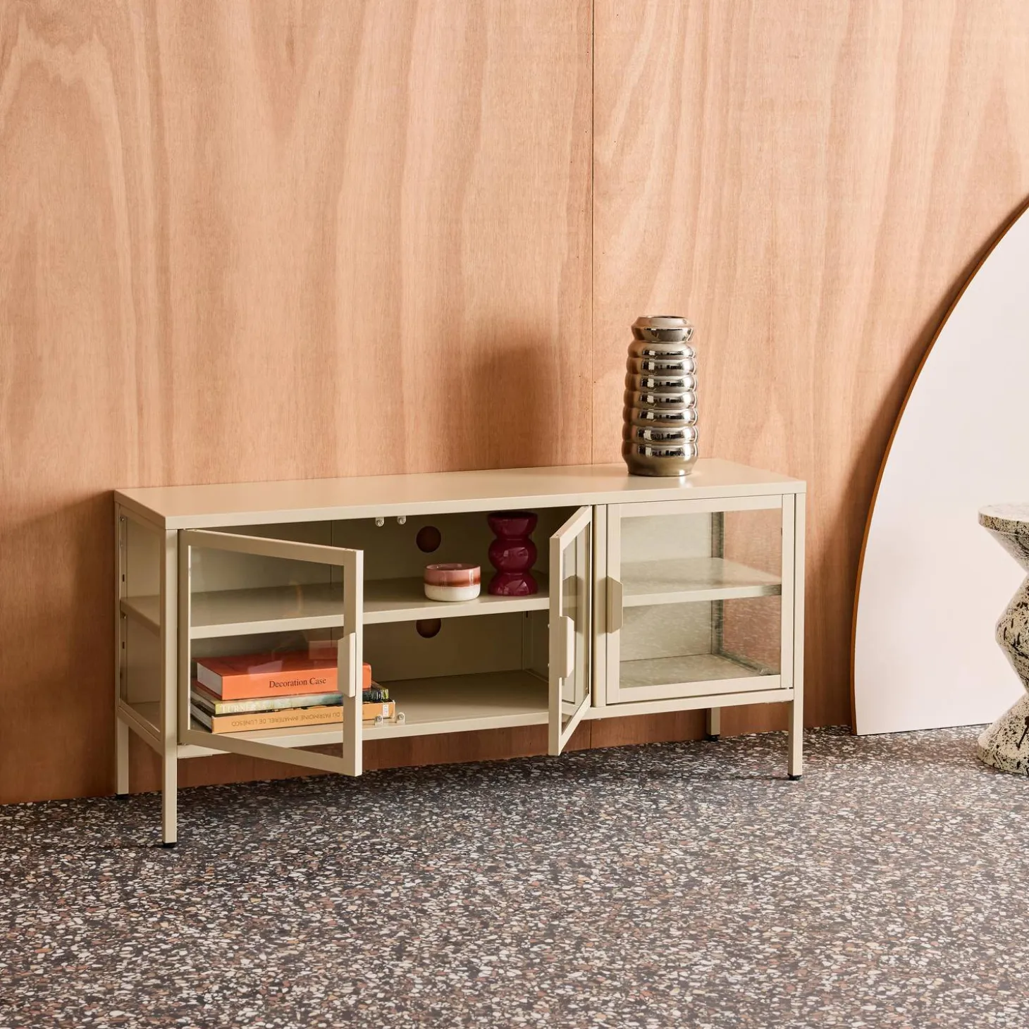 Mueble de TV industrial de metal y vidrio templado con 3 puertas, 120cm