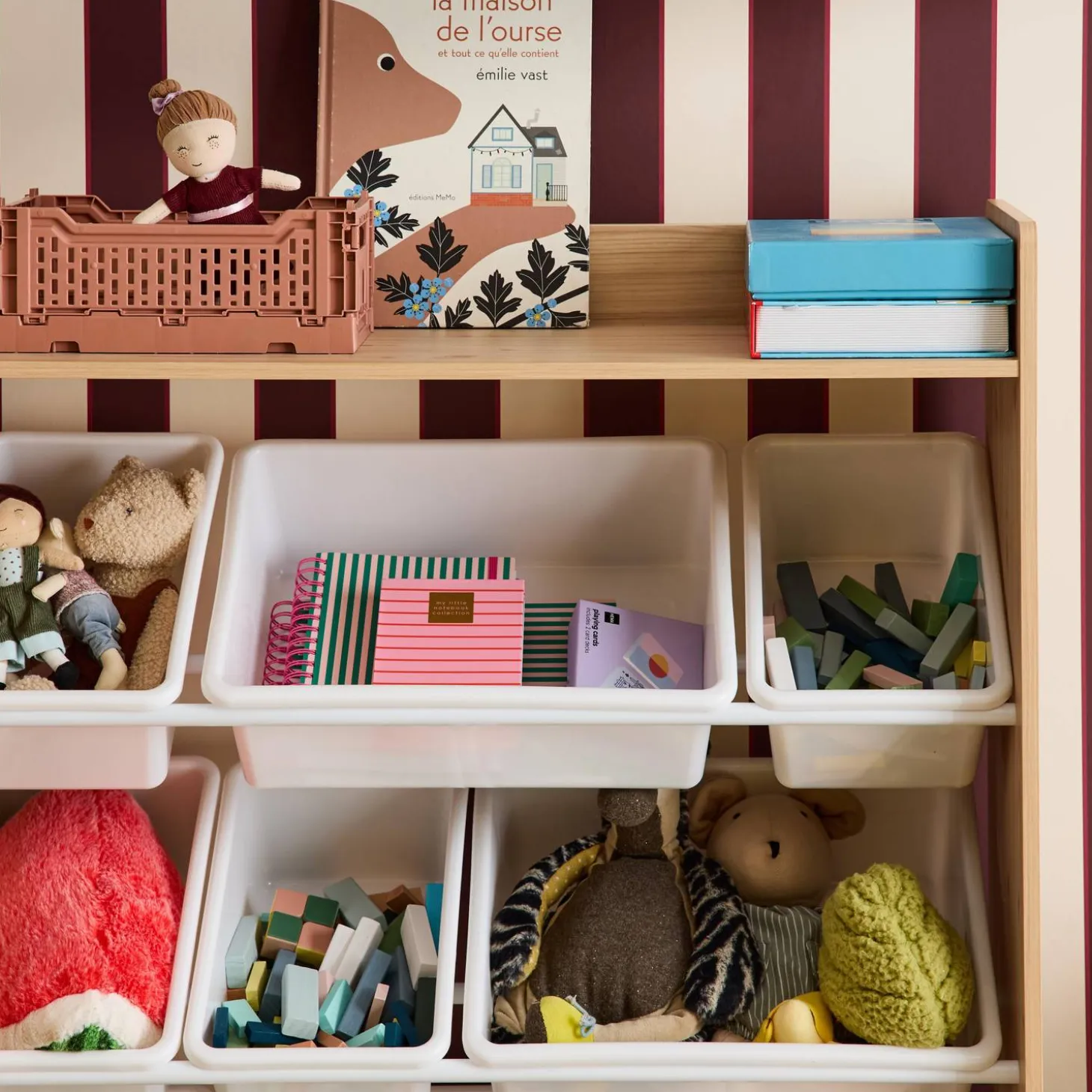 Mueble para niños con 9 cubos, 4 estantes y 1 puerta