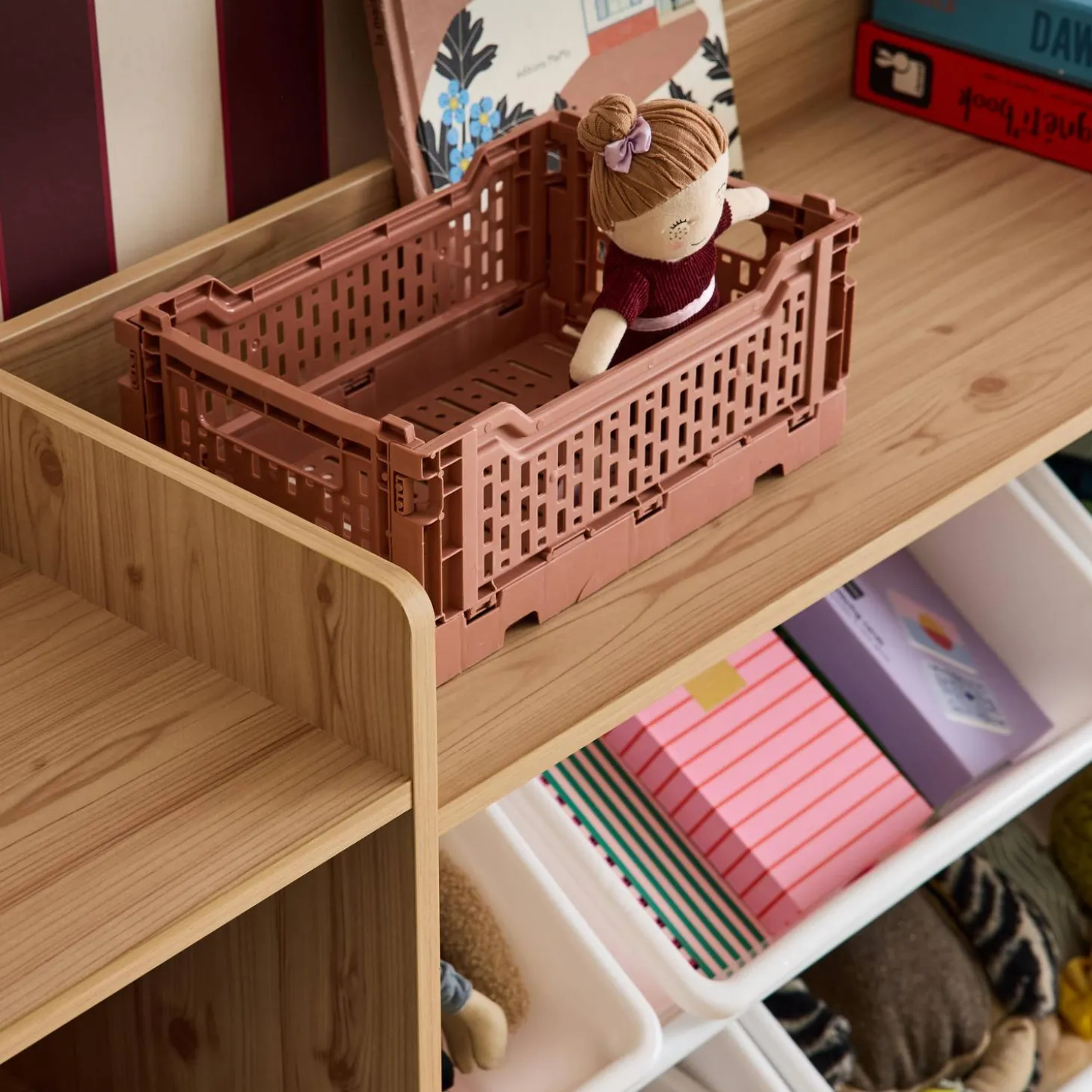 Mueble para niños con 9 cubos, 4 estantes y 1 puerta