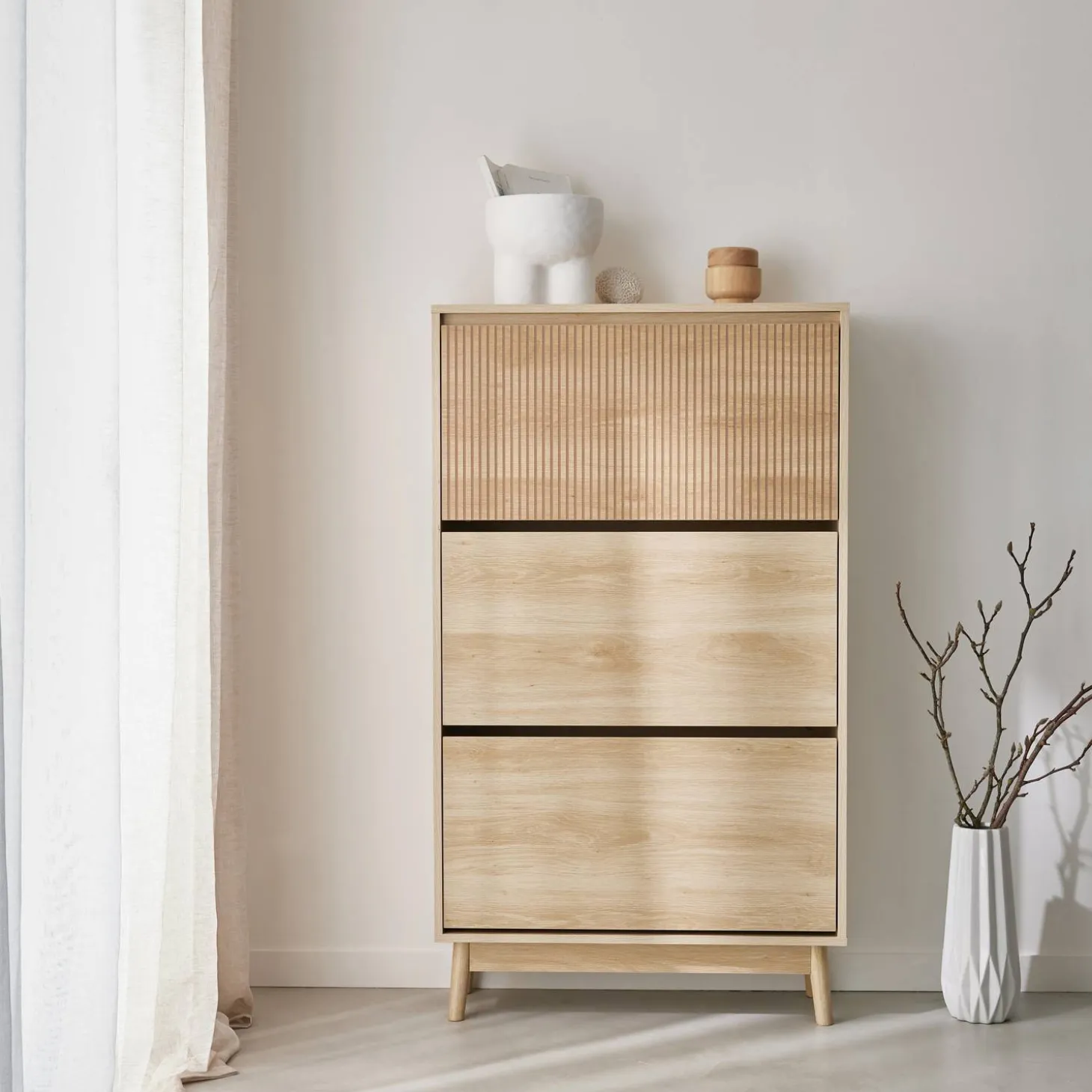 Mueble para zapatos de color nogal con 3 puertas