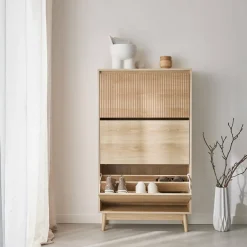 Mueble para zapatos de color nogal con 3 puertas