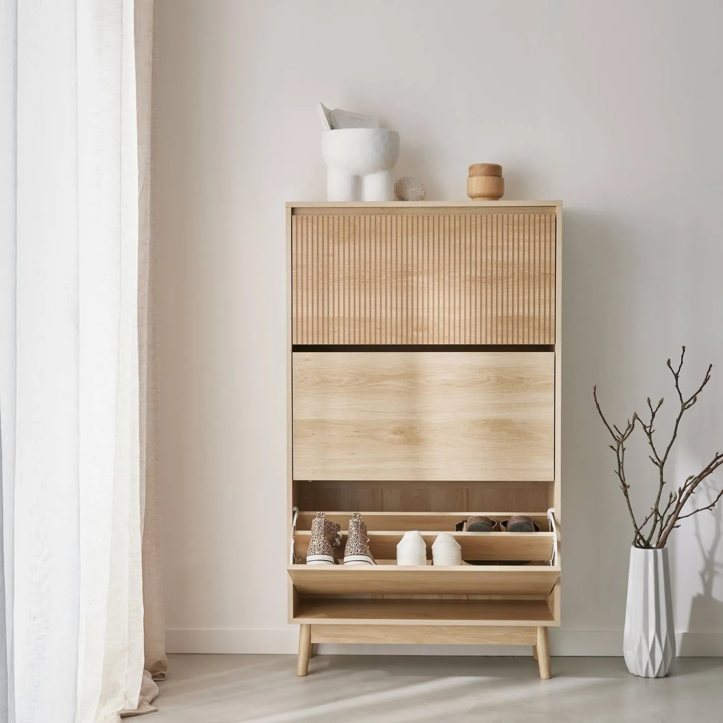 Mueble para zapatos de color nogal con 3 puertas