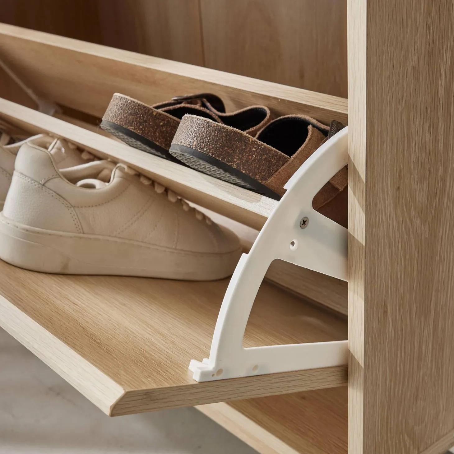 Mueble para zapatos de color nogal con 3 puertas