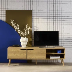 Mueble TV en acabado estilo nogal con 2 puertas, 160cm