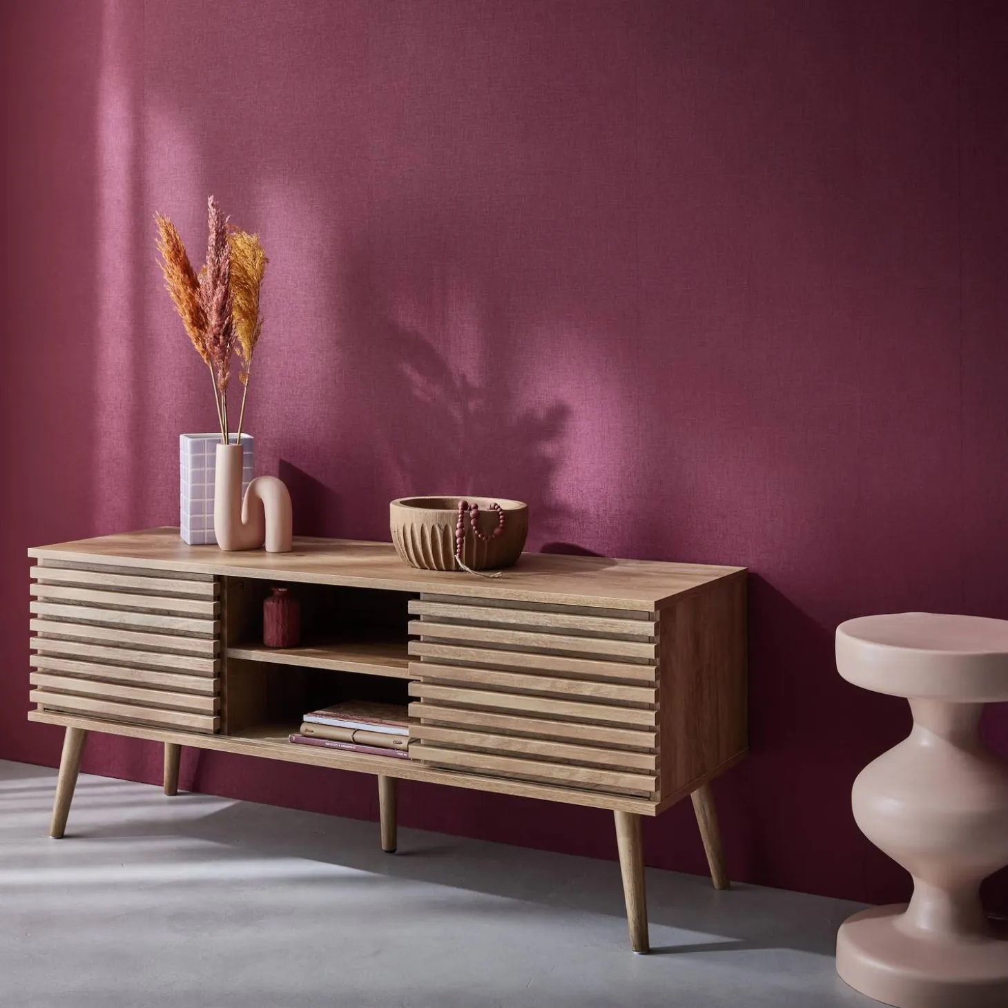 Mueble TV escandinavo 2 puertas con decoración madera acanalada, 120cm
