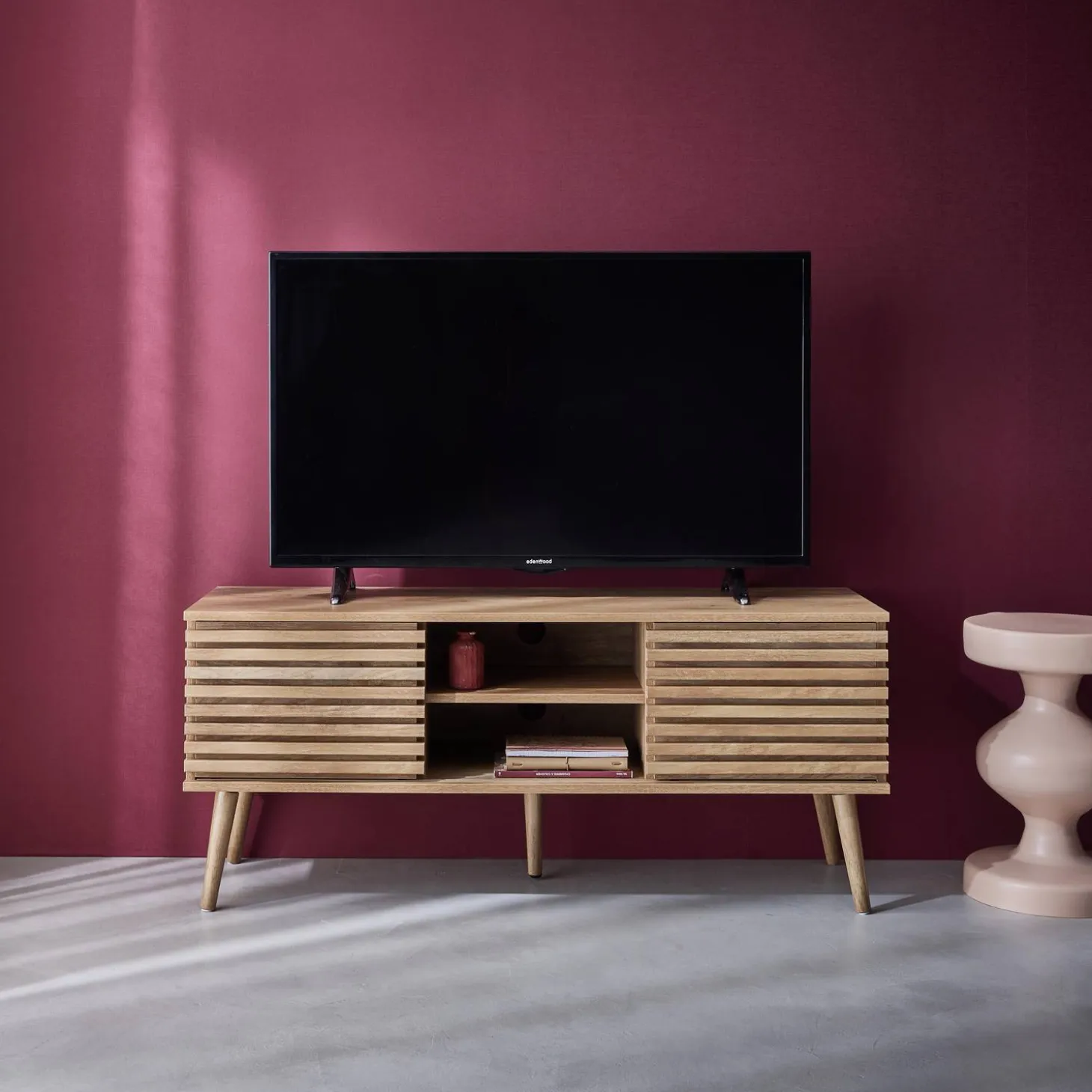 Mueble TV escandinavo 2 puertas con decoración madera acanalada, 120cm