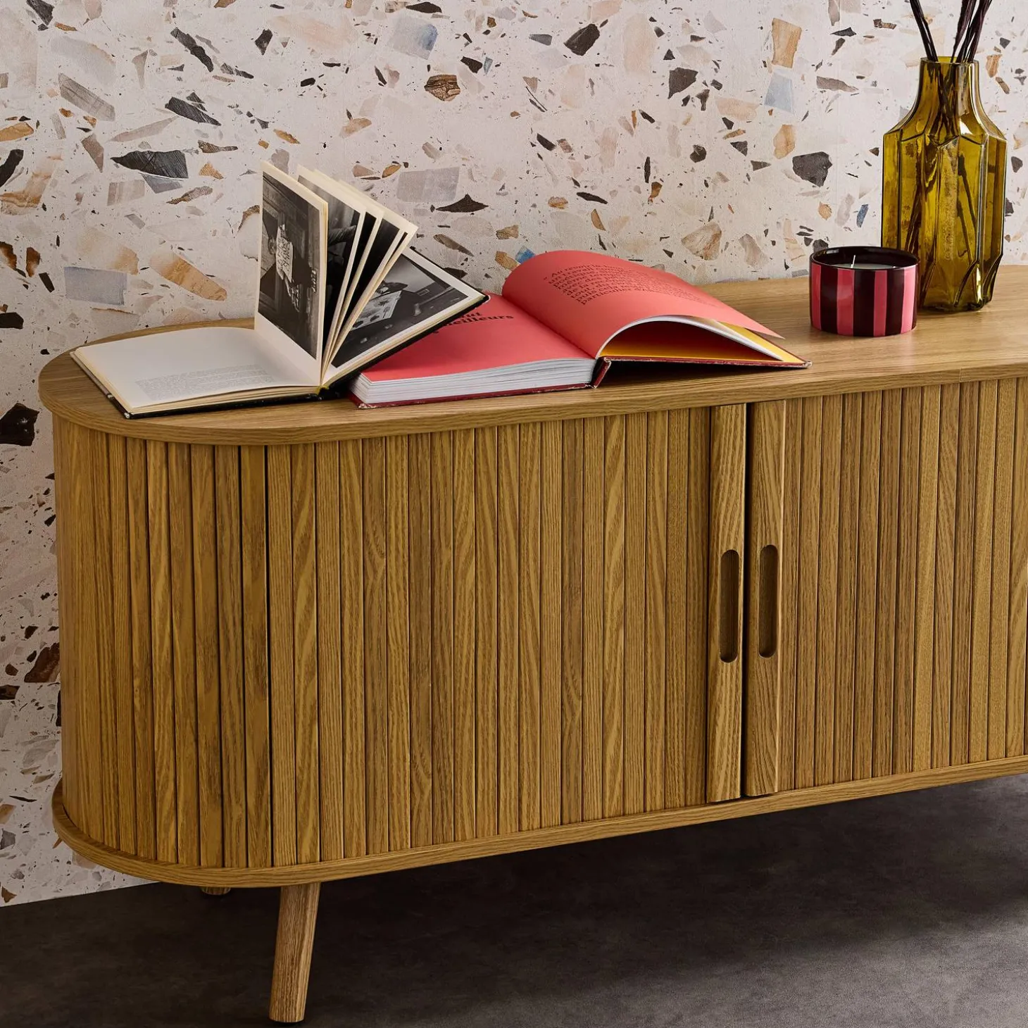 Mueble TV escandinavo con 2 puertas correderas acanaladas efecto madera, 120cm
