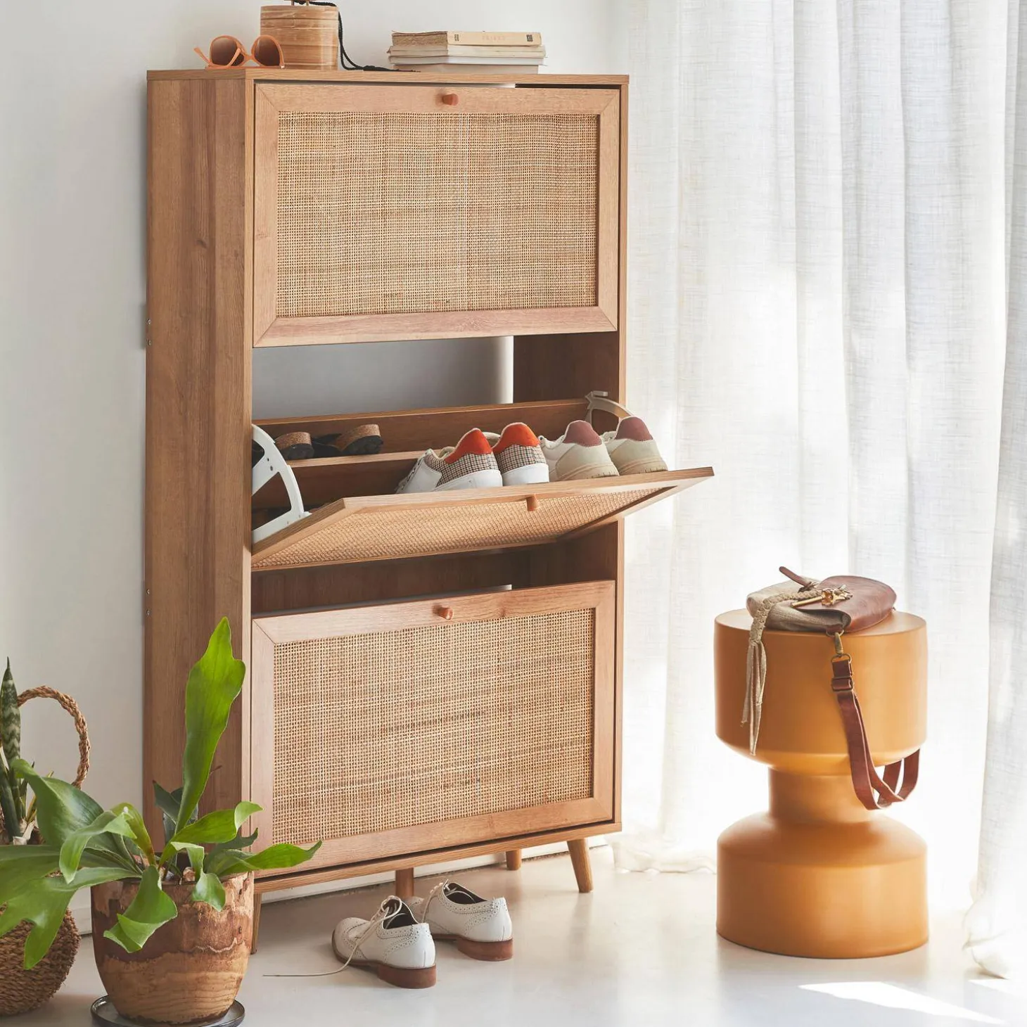 Mueble zapatero de caña