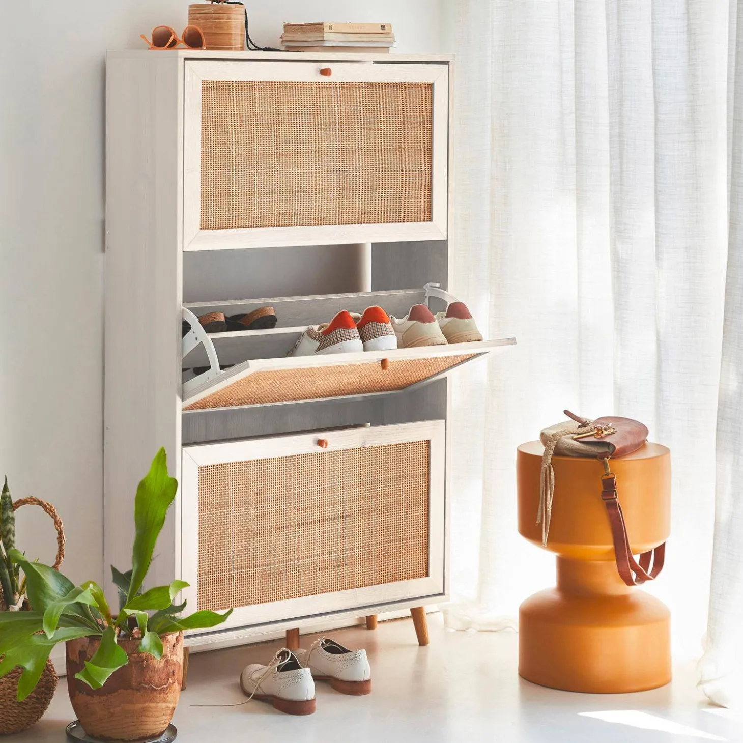 Mueble zapatero de caña