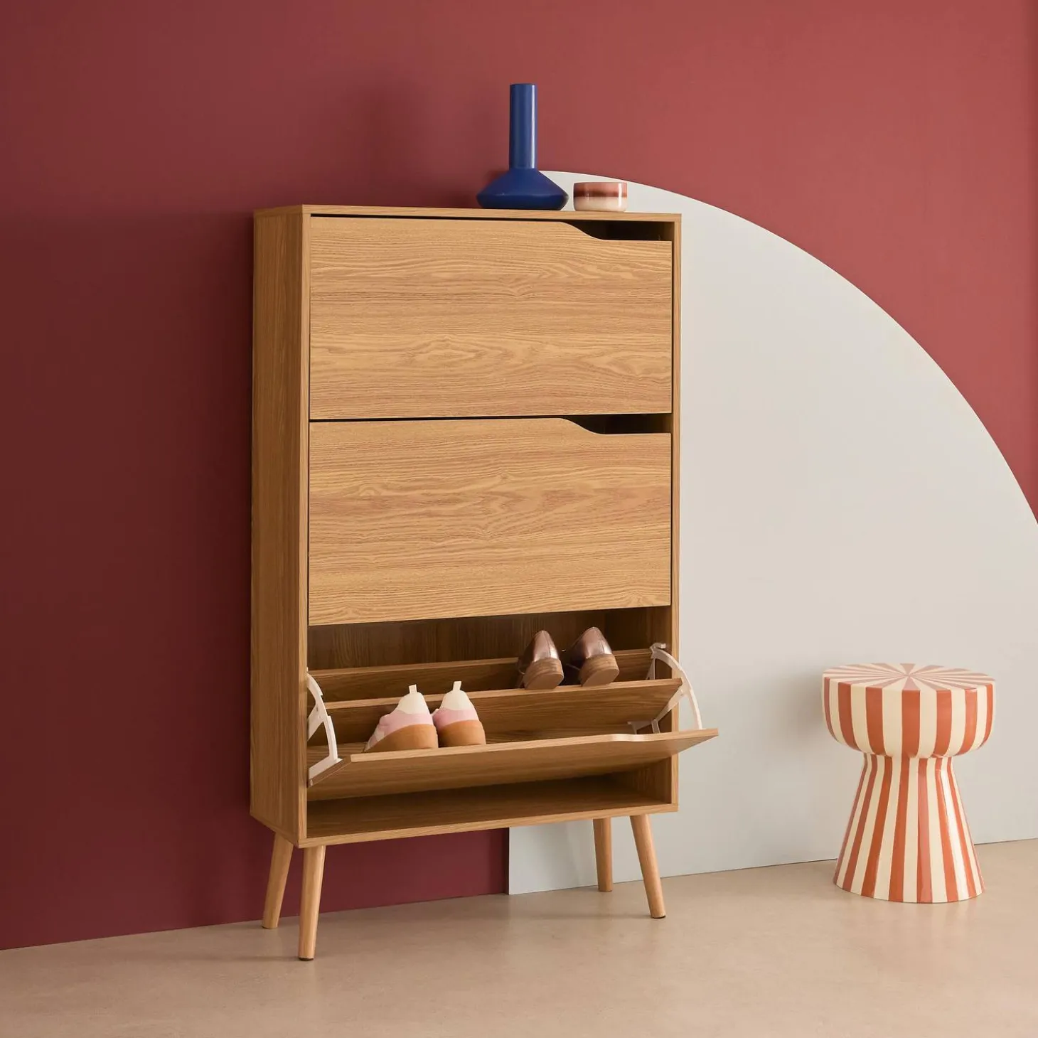 Mueble zapatero de madera de nogal con 3 puertas