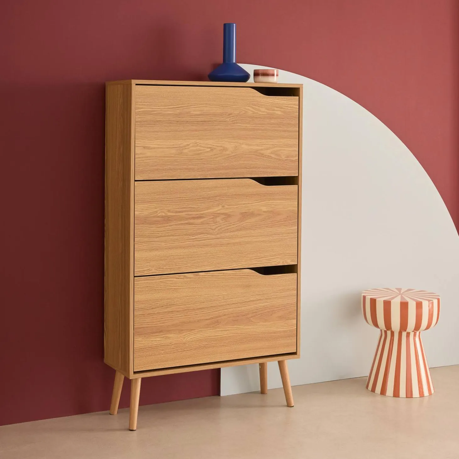 Mueble zapatero de madera de nogal con 3 puertas
