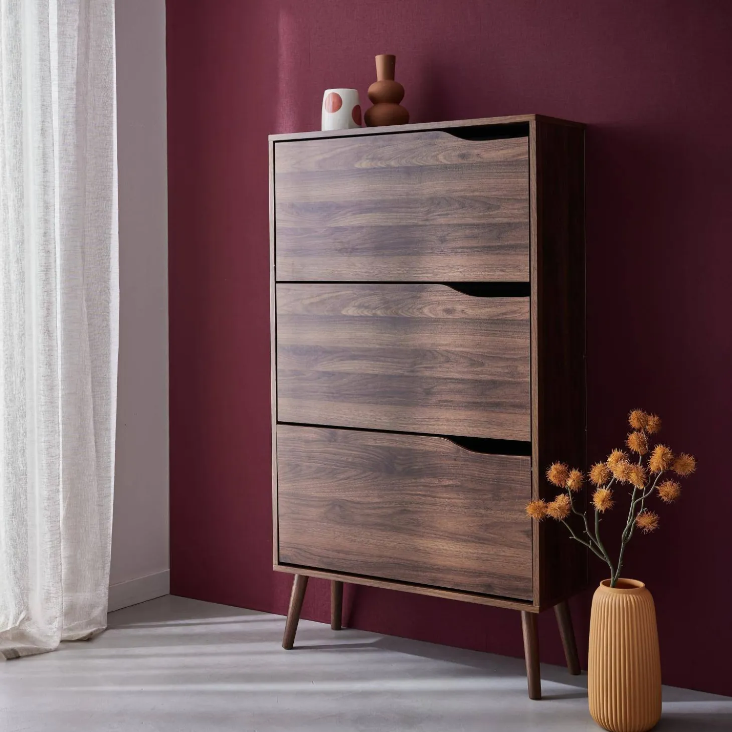 Mueble zapatero de madera de nogal con 3 puertas