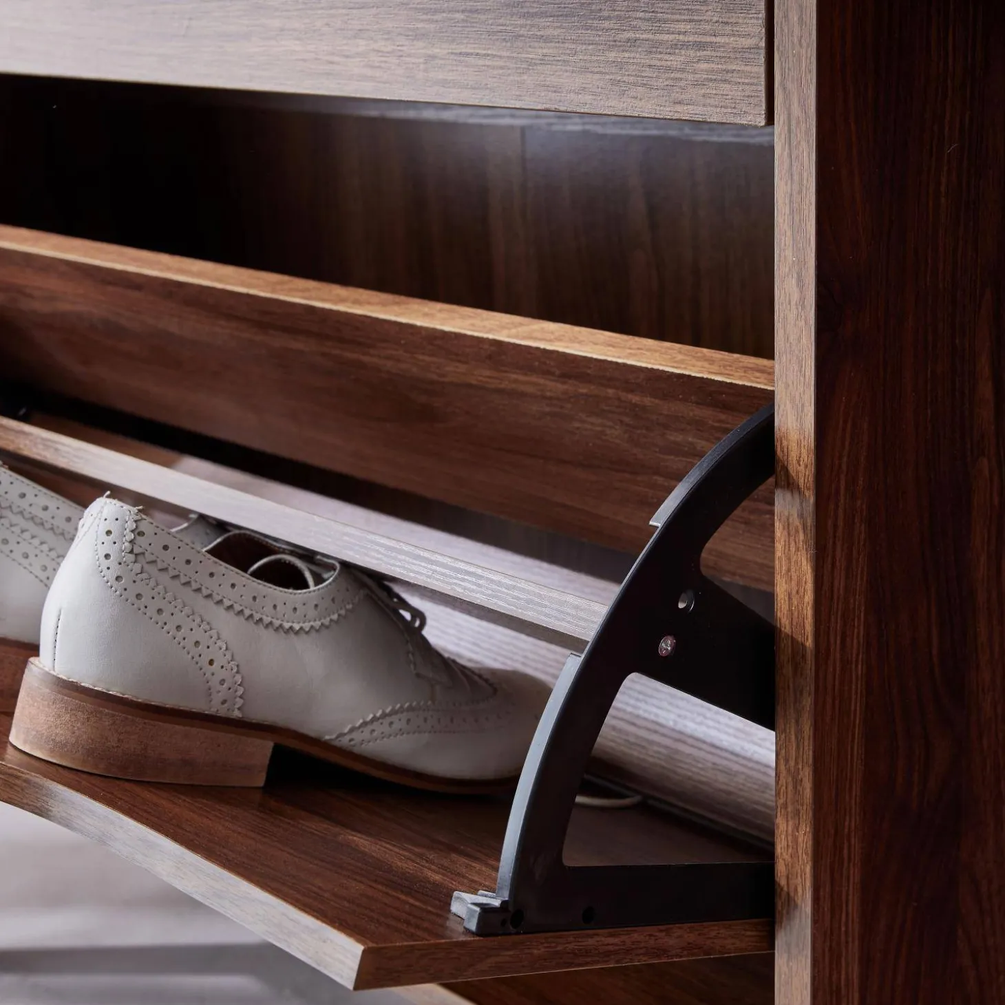 Mueble zapatero de madera de nogal con 3 puertas