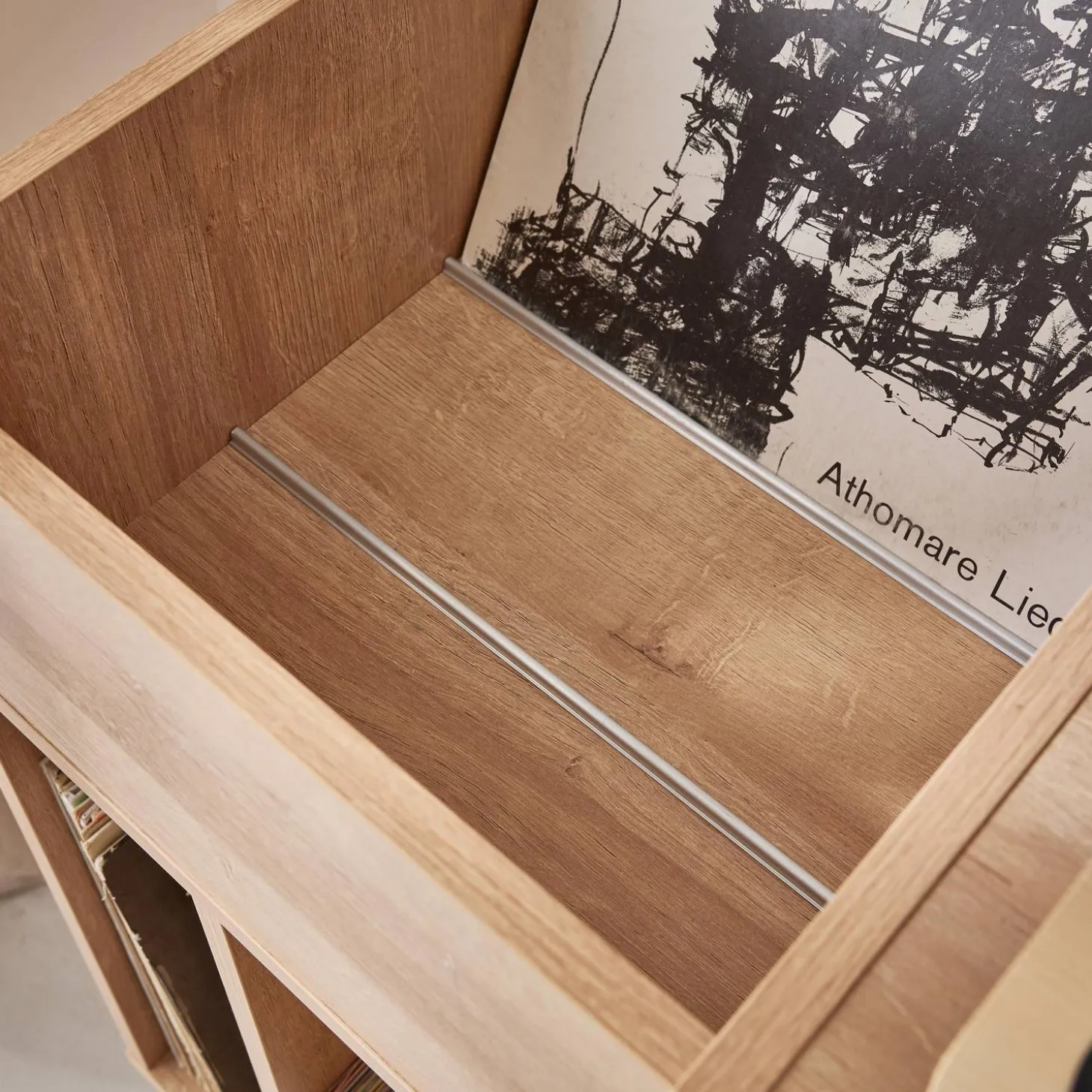 Muebles de vinilo con decoración de caña y madera