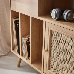 Muebles de vinilo con decoración de caña y madera