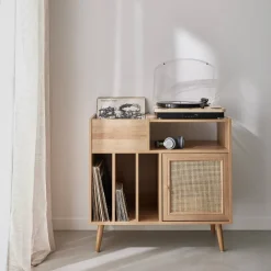 Muebles de vinilo con decoración de caña y madera