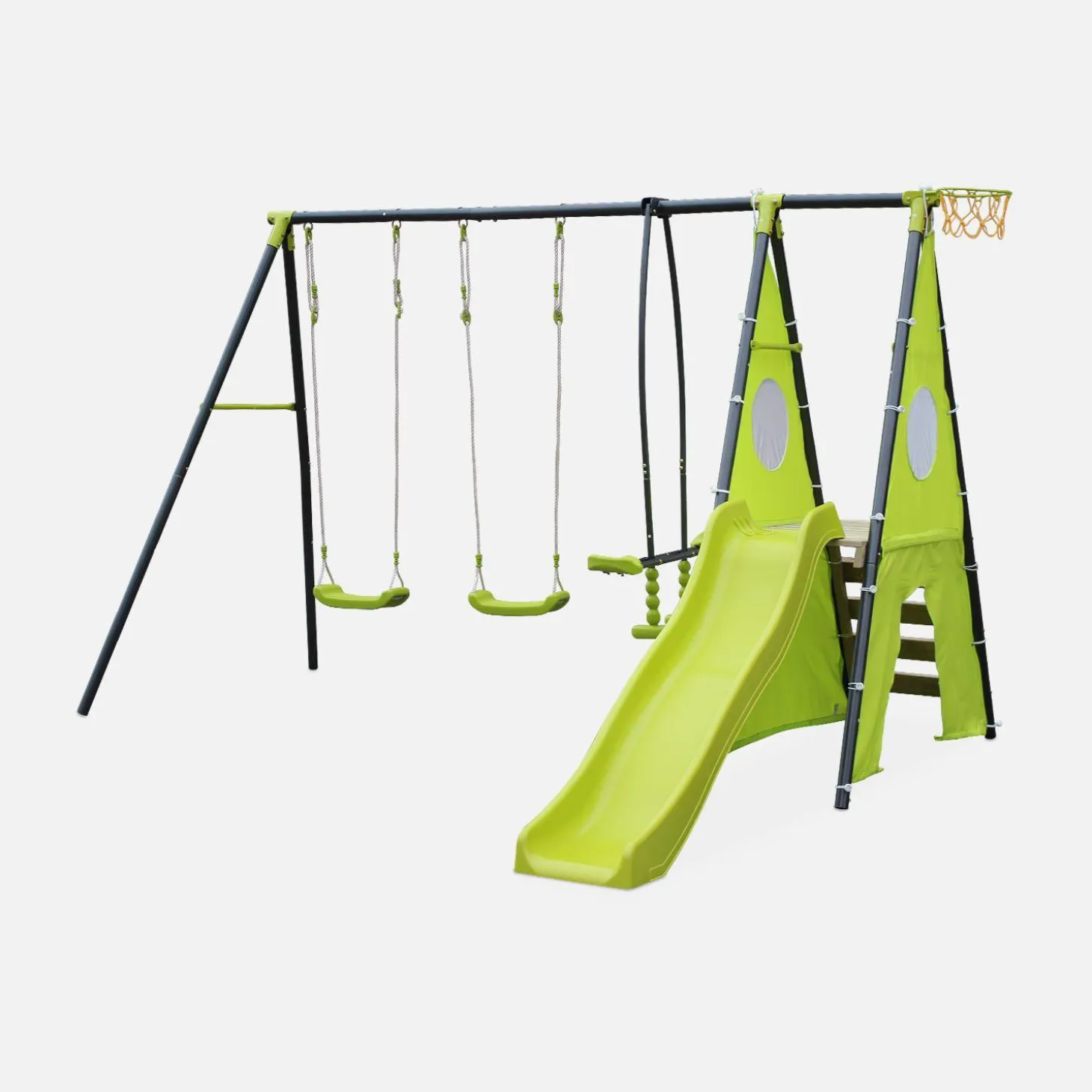 Parque infantil con columpio y tobogán