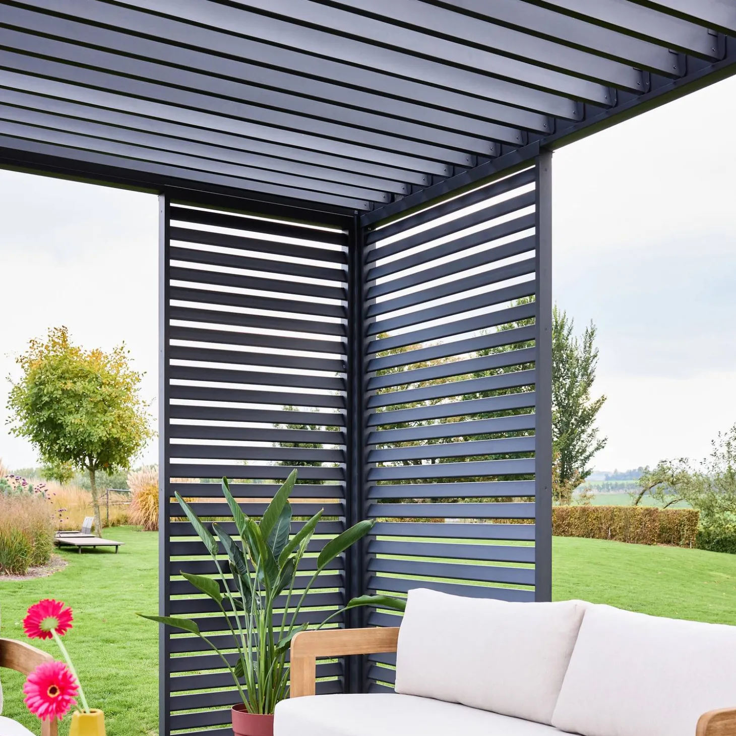 Pérgola bioclimática de aluminio 3x4m + 1 persiana 1m+ 1 persiana 1.3m