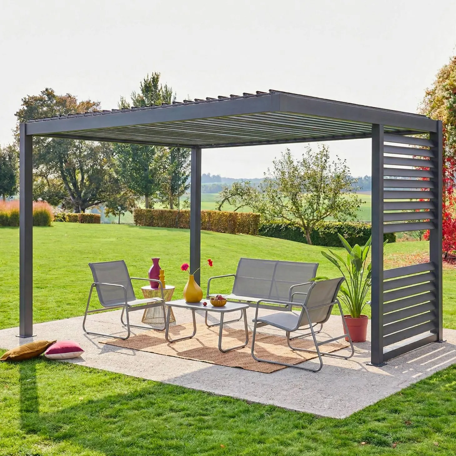 Pérgola bioclimática de aluminio y acero con lamas orientables y persiana integrada, 3,5x3,5m